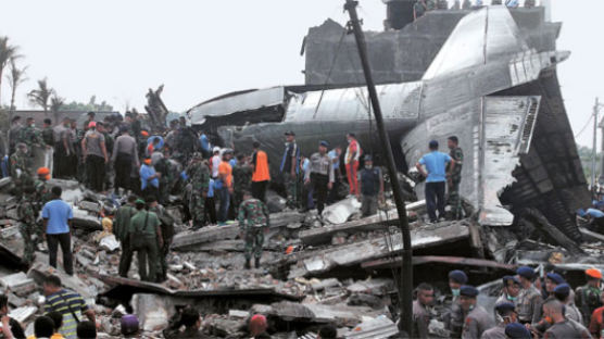 인도네시아 군 수송기 주택가 추락 최소 116명 사망