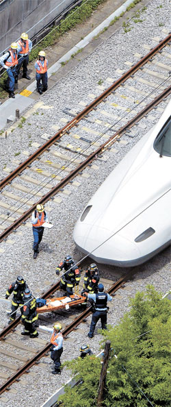 신칸센 열차서 70대 승객 분신 … 2명 숨져