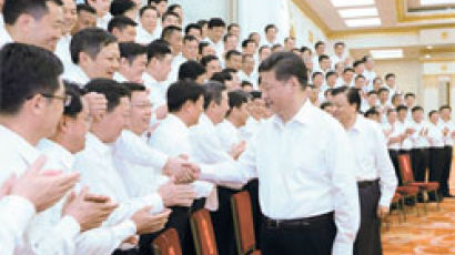 시진핑 소통 리더십 … 현 서기 102명과 악수