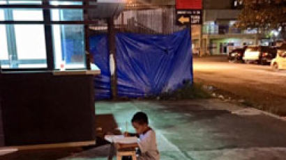 맥도날드 불빛으로 길에서 공부 … 필리핀 소년에 장학금 등 쏟아져