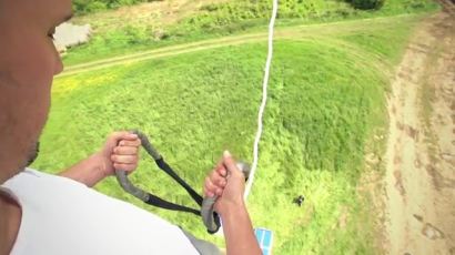 [영상팀] 맨손으로 줄만 잡은 채 10M 높이에서 뛰어내린 남자 