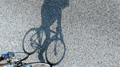 [사진기자 김성룡의 사각사각] 보호해야 할 ‘도로의 약자’ 자전거