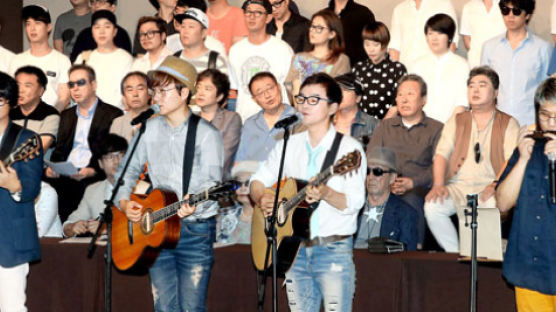 [사진] “저작권료 개정 철회” 가수들 노래 시위