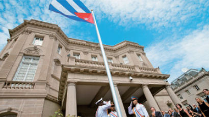 [사진] 54년 만에 … 워싱턴서 휘날리는 쿠바 국기