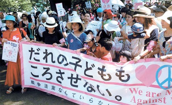 일본 엄마들 “내 아이 전쟁 안 돼” … 아베 지지율 곤두박질 | 중앙일보