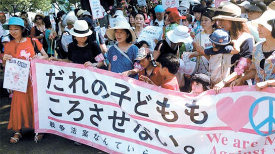 일본 엄마들 “내 아이 전쟁 안 돼” … 아베 지지율 곤두박질