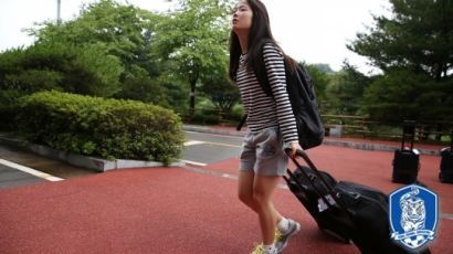 동아시안컵 스타 이민아, 男모델과 커플샷 "국민 여동생 등장~"…아이유랑 정말 닮아