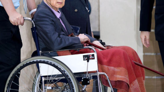 휠체어 탄 94세 신격호 회장 … “후계자 누구냐” 묻자 “어? … ”