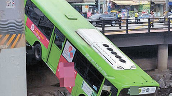 [사진] 시내버스, 하천 추락 … 15명 부상