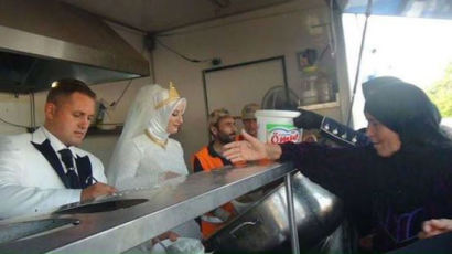 결혼식날 시리아 난민 4000명에게 식사 대접한 신혼부부 