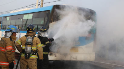 달리던 버스에서 불, 20여 명 대피