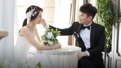 박현빈, 결혼식 사진 공개… 신부는 한국 무용가 '여신 미모'