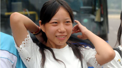 무릎 꿇은 천사…교통사고에서 사람 살린 중국 15살 예비간호사 소녀