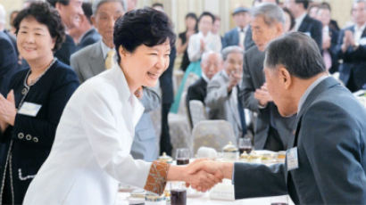 박 대통령 “독립운동가 인명사전 낼 것”