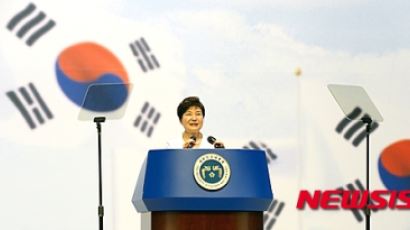 [속보]박 대통령 "일본 정부, 군위안부 피해자 문제 조속히 합당하게 해결해야"