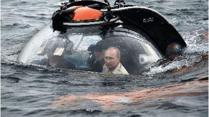 푸틴, "고대 선박 보러 잠수정 좀 탈까?" 흑해 밑바닥 내려가