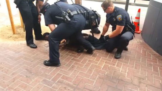 美경찰 왜 이러나? 한쪽 다리 없는 흑인 남성 바닥에 짓눌러 논란