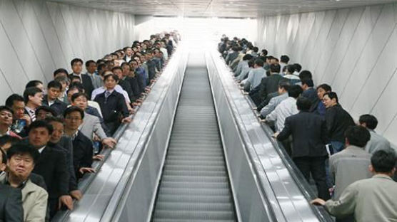 노인 많은 강북, 지하철 에스컬레이터 수는 강남의 절반 