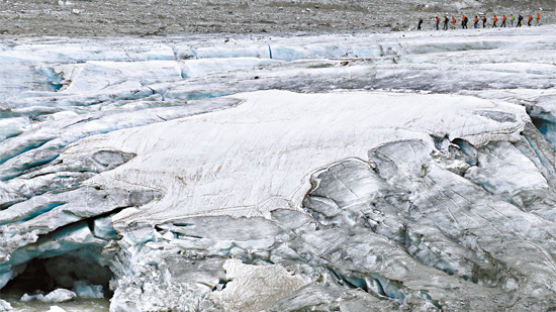 [커버스토리] “쩍!” 빙하 녹는 소리 아찔 … 아늑한 호수마을엔 소금광부 피땀이