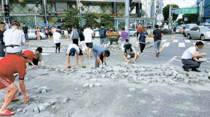 [사진] 트럭서 떨어진 벽돌 치우는 ‘아름다운 시민’