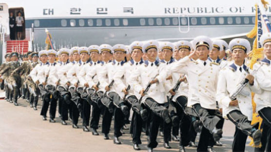 [이슈추적] 박 대통령 앞에서 북한군이 행진하면 … 열병식 참석 고민