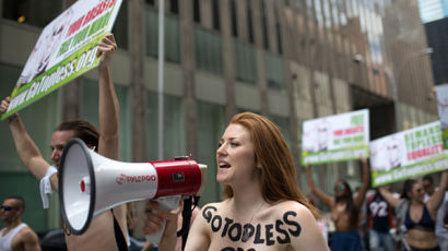 전세계 여성들이 브래지어 벗고 시위 나선 까닭