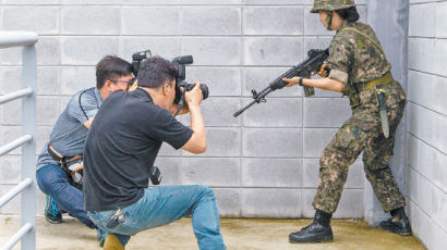 [사진기자 김성룡의 사각사각] 총과 닮은 점 많은 사진, 남발하면 안 돼요