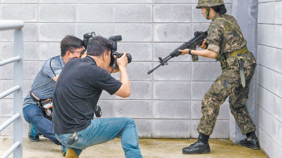 [사진기자 김성룡의 사각사각] 총과 닮은 점 많은 사진, 남발하면 안 돼요