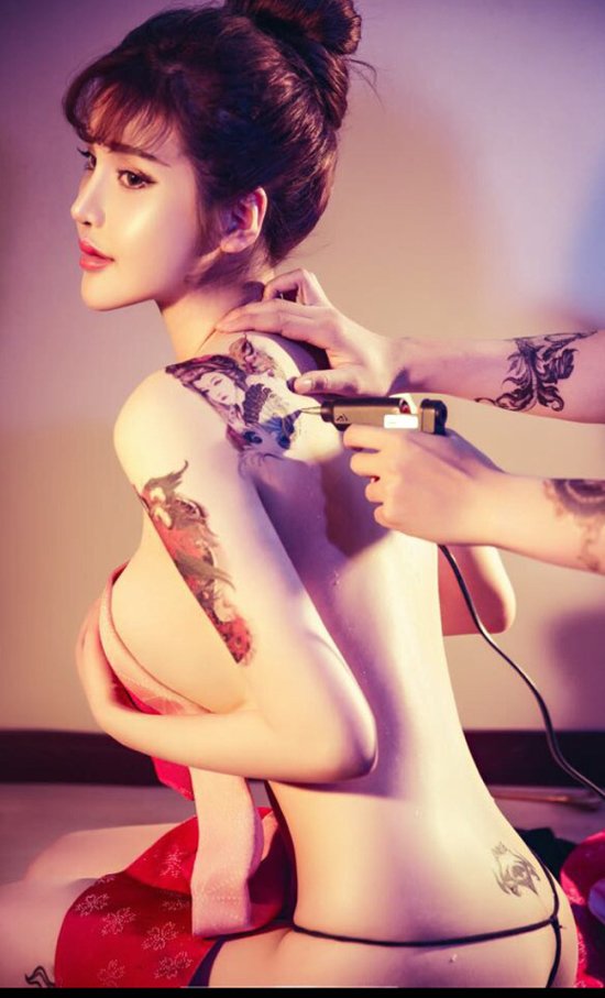 사진] 섹시미 폭발 문신女 디자인이 후덜덜…'아찔하네' | 중앙일보