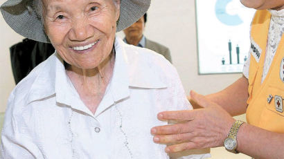 [사진] 97세 할머니의 추석 이산가족 상봉 꿈