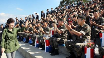 군사 훈련 참관한 박 대통령, 전역 연기 장병 격려…"굉장히 자랑스럽다"