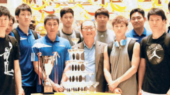 [프로농구] ‘꼴찌 삼성’은 잊어라, 중국서 우승컵 든 이상민