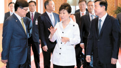 박 대통령 일석이조 외교 … 156명 경제사절단 역대 최대 