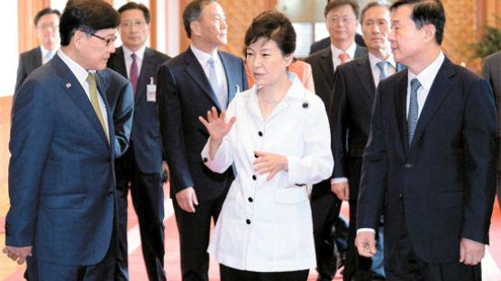 박 대통령 일석이조 외교 … 156명 경제사절단 역대 최대 