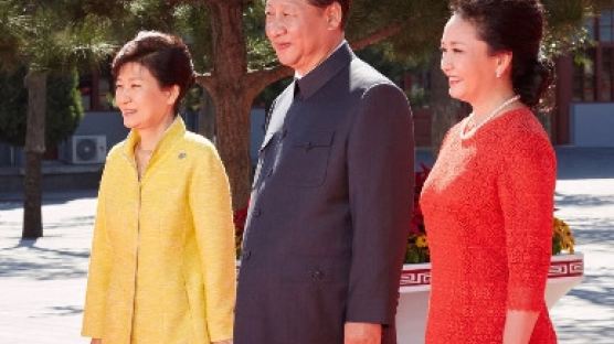 펑리위안, 열병식 참석한 첫 중국 퍼스트레이디