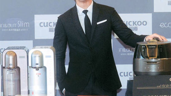 [사진] 쿠쿠전자 주력 제품 소개하는 김수현 