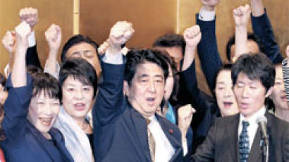 아베, 자민당 총재 연임 ‘세 번째 장수 총리’