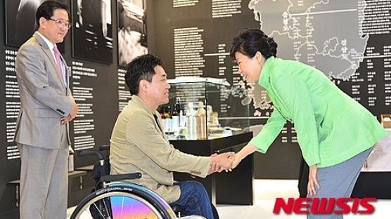 박 대통령, 행사장서 대선 당시 교통사고 당해 휠체어에 앉은 전속 사진작가와 조우 