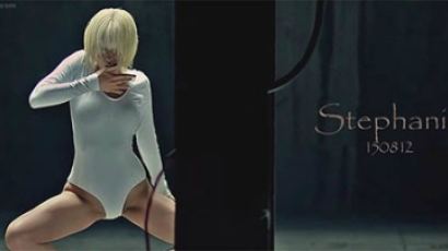 스테파니, 하얀 바디수트+빨간 하이힐에 '쩍벌'…파격적인 티저 영상 공개