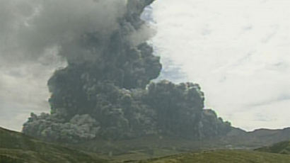 아소산 화산 폭발, 2000m 상공까지 연기 치솟아…폭발 영상 보니 '헉' 