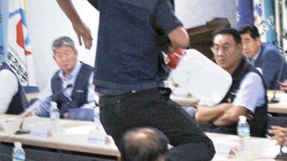 [사진] 시너 뿌리는 금속노련 위원장 … 한노총 노동개혁 추인
