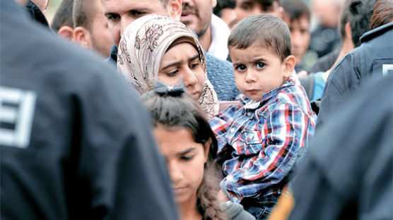 “난민 100명 중 2명은 IS 대원” 두려움에 떠는 유럽 