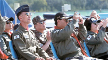 [사진] 블랙이글스 비행 장면 찍는 국방위 의원들