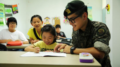 [사회] 육군 3군단 장병들, 강원도 다문화가정 어린이 '학습 지킴이' 나섰다