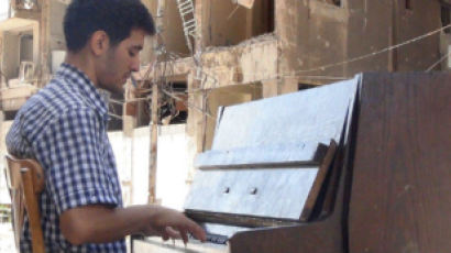 전쟁의 참혹함 연주하던 '시리아 피아노맨' 결국 유럽행