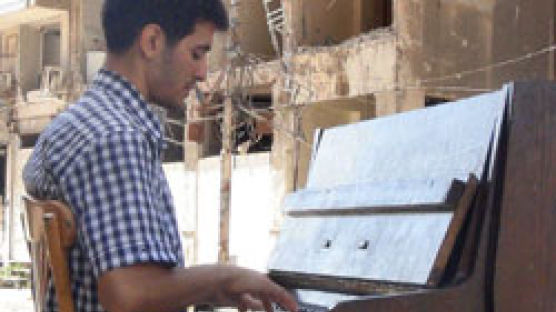 내전 아픔 달랜 ‘시리아 피아노맨’ … 결국 난민 전락, 그리스 섬에 도착