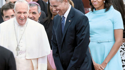 [사진] 두 손 모으고 교황 영접한 오바마