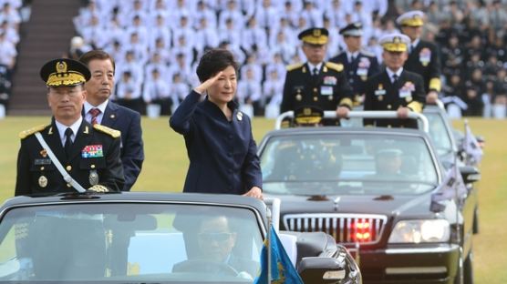 1일 '국군의 날' 계룡대서 기념식…지뢰 사고 다리 잃은 이종명 예비역 대령 표창