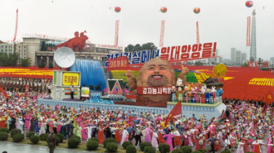 [정치] 北 김정은 위원장식 경축 스타일…로켓 대신 풍악