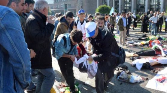 피로 물든 화해 촉구 집회장 … 터키 테러 128명 숨져